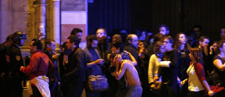 Władze już od pięciu lat wiedziały, że islamscy terroryści planują zamach na paryską salę koncertową Bataclan, ale policja jej nie chroniła - ujawniły nadsekwańskie media. Niefrasobliwość francuskiego rządu, służb specjalnych i prokuratury sprawiła, że w czasie bezprecedensowej serii ataków dżihadystów ponad miesiąc temu w Paryżu, islamiści bez problemu dokonali w tym klubie masakry. Zabili tam 90 osób.