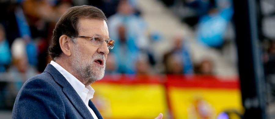 Premier Hiszpanii Mariano Rajoy został uderzony pięścią w twarz przez 17-latka w Ponteverda na północy kraju - informuje agencja EFE. Napastnik rzucił się potem na jednego z ochroniarzy szefa rządu.Chłopaka szybko udało się obezwładnić i zatrzymać. 