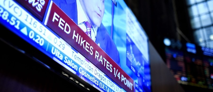 Zgodnie z oczekiwaniami bank centralny USA (Fed) podniósł stopy procentowe o 0,25 punktu procentowego, do poziomu 0,25-0,50 proc. To skromny wzrost, ale o tyle ważny, że to to pierwsza podwyżka od 2006 roku.