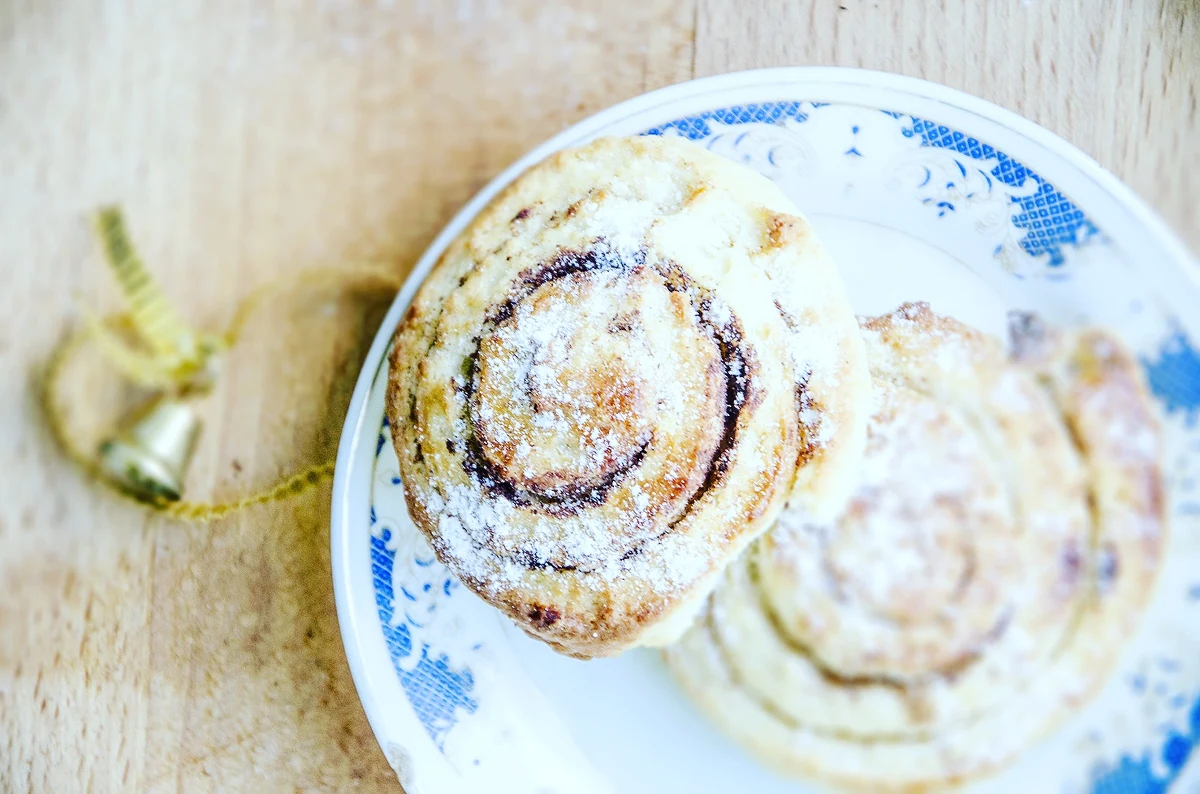 Ulubienice cynamonoholików, mocno maślane bułeczki, które w Szwecji doczekały się nawet swojego święta - kanelbullar. 