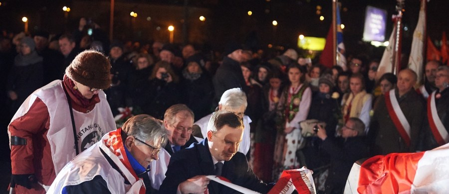 "Wstyd za tę III RP, która z honorami wojskowymi i państwowymi pochowała większość oprawców z 1970 roku. Wstyd, zwyczajnie wstyd” – mówił prezydent Andrzej Duda w Gdyni na obchodach 45. rocznicy Grudnia'70. „Za tę III RP po 1989 roku, która nie umiała skazać sprawców tej zbrodni, wstyd, zwyczajnie wstyd dzisiaj. Chyba nam wszystkim, jak tutaj stoimy” – podkreślał. 