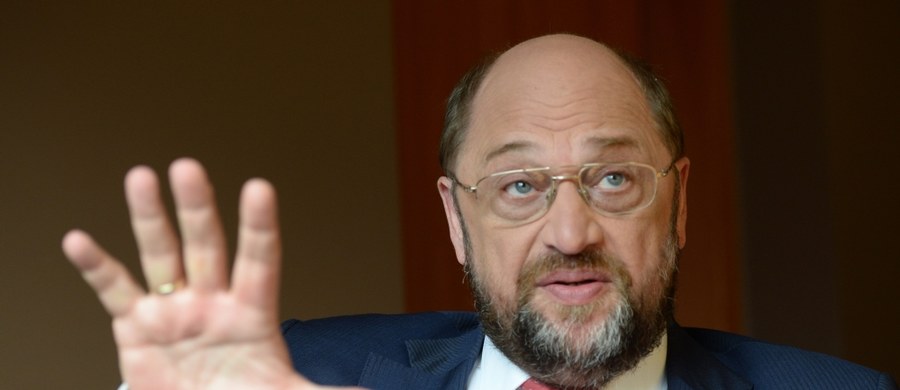 Przewodniczący Parlamentu Europejskiego Martin Schulz będzie rozmawiał dziś w Brukseli z szefową polskiego rządu Beatą Szydło. To wynik porannego spotkania polskiego ambasadora przy Unii Marka Prawdy z Schulzem, które odbyło się w związku z oburzająca wypowiedzią szefa europarlamentu. Stwierdził on, że wydarzenia w Polsce mają charakter "zamachu stanu". Nasza korespondentka dowiedziała się nieoficjalnie, że podczas dzisiejszego spotkania Schulz może zaprosić Szydło na styczniową debatę ws. Polski w europarlamencie. 
