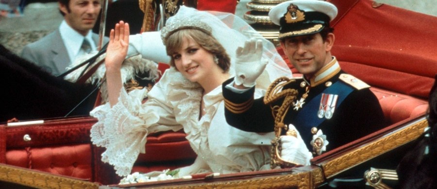 Cztery tysiące dolarów - taką cenę na aukcji może osiągnąć pudełko zawierające kawałek tortu weselnego księcia Karola i księżnej Diany. Upieczono go tuż przed ich ślubem w lipcu 1981 roku. Ponieważ do jego przygotowania 
użyto olbrzymiej ilości alkoholu, po 34 latach ponoć nadal nadaje się do zjedzenia. 