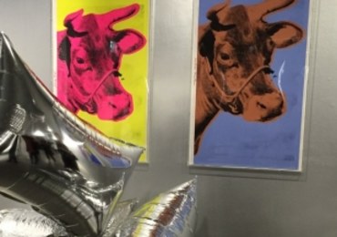 Diamentowy proszek i latające poduszki Warhola w Paryżu