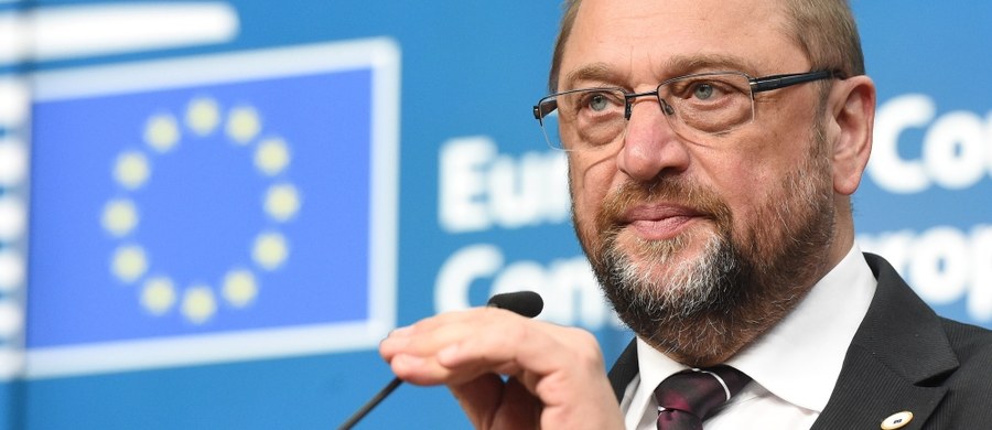 To była konstruktywna rozmowa o współpracy nowego polskiego rządu z Parlamentem Europejskim - powiedział Martin Schulz o spotkaniu z premier Beatą Szydło. Temat styczniowej debaty w PE o sytuacji w Polsce nie został poruszony.
"Zapewniliśmy się nawzajem, że na podstawie pełnego wzajemnego poszanowania spróbujemy konstruktywnie współpracować" - podkreślił Schulz.