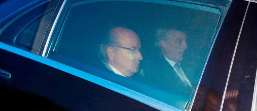 W czwartek wieczorem zakończyło się przesłuchanie przez Komisję Etyki podejrzanego o korupcję szefa FIFA Josepha Blattera. Szwajcar opuścił siedzibę w Zurychu bez słowa komentarza, na razie żadnego komunikatu nie wydała również Komisja.
