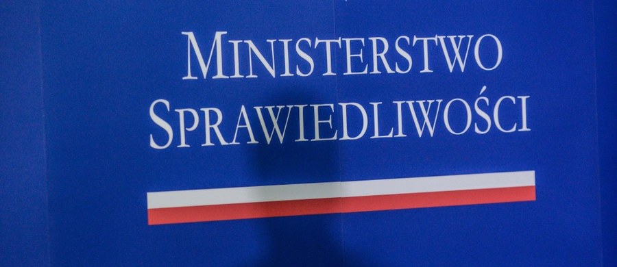 PiS zapowiedziało ponowne połączenie stanowisk ministra sprawiedliwości i prokuratora generalnego, tak aby na czele prokuratury stanął polityk. Projekt jest gotowy. 6-tysięczną rzeszę prokuratorów wszystkich szczebli czekają spore zmiany - informuje „Rzeczpospolita”.