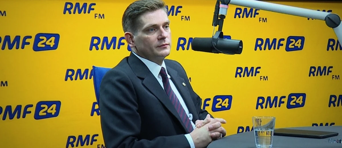 Wejście urzędników MON z Żandarmerią Wojskową o 1:30 do Centrum Kontrwywiadu NATO? "Służby powinny działać o każdej godzinie. Nie ma w tym nic nadzwyczajnego, to pokazuje sprawność służb. Zostały przejęte pomieszczenia, nie chcieliśmy robić żadnej sensacji" - mówi gość Kontrwywiadu RMF FM wiceminister obrony narodowej Bartosz Kownacki. "Mam wrażenie, że Centrum Kontrwywiadu NATO to był rodzaj przechowalni dla poprzedniego kierownictwa SKW. Tam były pensje rzędu kilkudziesięciu tysięcy złotych. Nawet, jak na warunki służb specjalnych to są wysokie wynagrodzenia" - uważa Kownacki. Dodaje, że całe kierownictwo SKW chciało „uciec i zabezpieczyć sobie przyszłość". "Centrum eksperckie NATO - musimy jak najszybciej przygotować jego sprawność, zrobić to szybko i sprawnie, żeby mogło zacząć normalnie funkcjonować" - mówi wiceminister. Centrum Kontrwywiadu NATO przejęte? "Tak. Jest pełnomocnik ministra obrony ds. centrum eksperckiego NATO i on rozpocznie normalne funkcjonowanie tej instytucji" - odpowiada Bartosz Kownacki.