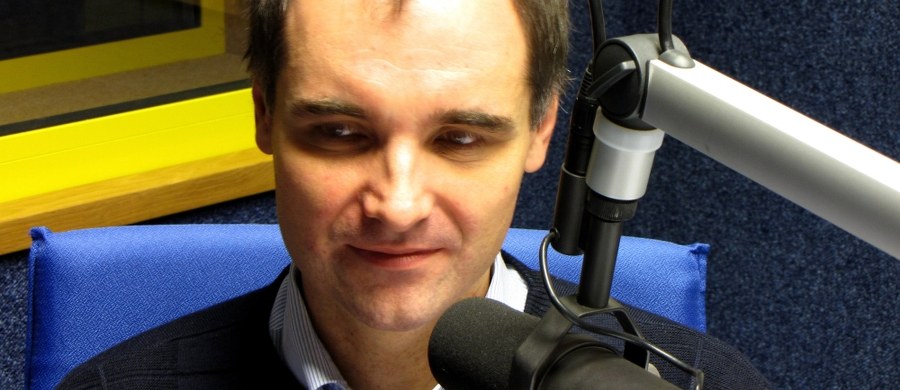 „Jasnopis jest aplikacją do badania zrozumiałości tekstu, która działa na zasadzie pewnej wiedzy informatycznej i lingwistycznej. Powstał pewien wzór analityczny formuła oceniająca tekst pod względem tego, co on zawiera. Są zliczane sylaby w wyrazach, słowa w zdaniach i na podstawie tych 2 czynników jest obliczany poziom trudności” – mówi gość „Dania do Myślenia” w RMF Classic informatyk i językoznawca Maciej Ogrodniczuk. „To dość zaawansowana metoda analizowania tekstu” – dodaje. „Robi się to najpierw na zestawie prac treningowych. Algorytm uczy się co w tekście może odpowiadać za to, czy on jest trudny, czy łatwy” – wyjaśnia gość RMF Classic. 