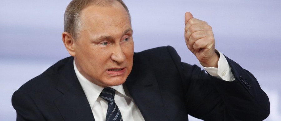 Niemiecki dziennik "Die Welt" napisał, że prezydent Rosji Władimir Putin tylko udaje mocnego człowieka, a jego publiczne wystąpienia, jak to na czwartkowej konferencji prasowej w Moskwie, mają w rzeczywistości ukryć jego słabość.
