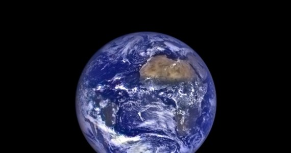 NASA opublikowała właśnie niezwykły obraz Ziemi, sfotografowanej znad powierzchni Księżyca przez sondę Lunar Reconnaissance Orbiter (LRO). Widać naszą planetę, wychylającą się nad pasmem wzgórz na powierzchni Srebrnego Globu. Obraz jest wynikiem złożenia serii zdjęć, wykonanych z pomocą różnych instrumentów LRO.
