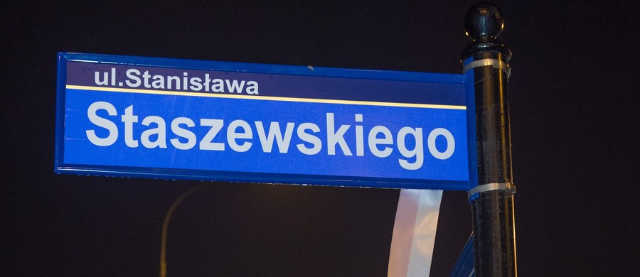 Poeta i bard, Stanisław Staszewski, został nowym patronem jednej z ulic Pabianic, w woj. łódzkim. W uroczystościach uczestniczył syn Stanisława, muzyk - Kazik Staszewski.