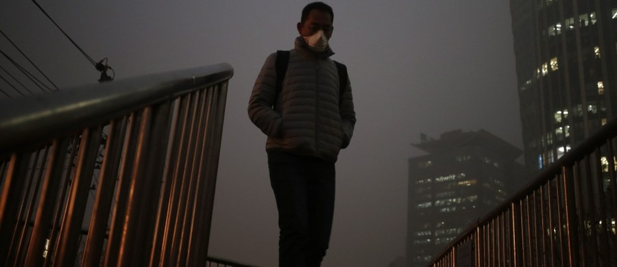 Władze w Pekinie ogłosiły drugi w historii czerwony alert - najwyższy w czterostopniowej skali - z powodu niezwykle wysokiego zanieczyszczenia powietrza. Ma on obowiązywać od soboty rano do wtorku w południe czasu lokalnego - poinformowała agencja EFE.