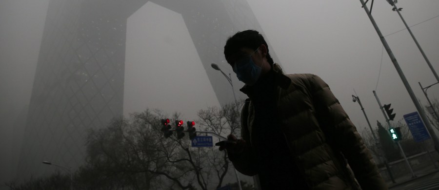 W Pekinie obowiązuje od rana czerwony alert - najwyższy na czterostopniowej skali. Powodem jest niezwykle wysokie zanieczyszczenie powietrza. Czerwony alert, który ma obowiązywać do wtorku w południe, ogłoszono drugi raz w historii.