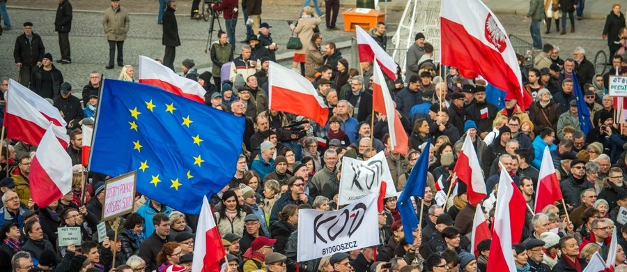 Manifestacje w obronie demokracji i Trybunału Konstytucyjnego, organizowane przez Komitet Obrony Demokracji, odbyły się w ponad 20 polskich miastach oraz za granicą. Tysiące osób zebrało się m.in. w Warszawie, Gdańsku, Wrocławiu, Szczecinie, w Łodzi i w Poznaniu. Manifestacje odbyły się pod hasłem: "Cała Polska dziś się śmieje, zaczynamy mieć nadzieję". 