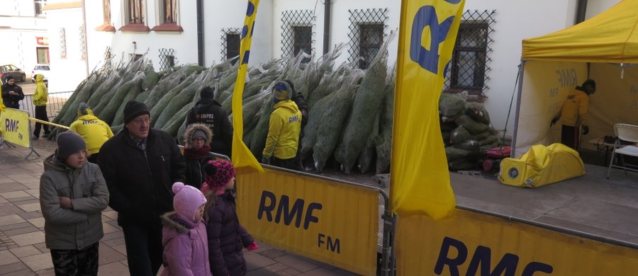 Tysiąc pachnących drzewek w ramach naszej akcji "Choinki pod choinkę" od RMF FM rozdaliśmy dziś w Rzeszowie. Drzewka można było odbierać od godziny 11 na rynku. W rozdawaniu choinek pomagał nam także zespół Sound'N'Grace.