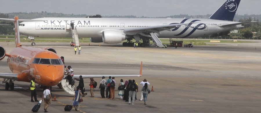 Samolot linii Air France lecący z Mauritiusa do Paryża w sobotę późnym wieczorem lądował awaryjnie w Mombasie, w Kenii. Na pokładzie maszyny odkryto podejrzane urządzenie. Brytyjski dziennik "The Independent" podał, że była to bomba. Kenijska policja nie potwierdziła jednak tej informacji. 