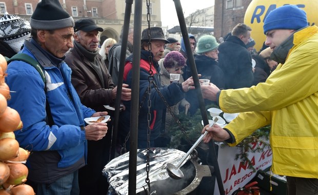 Największa taka wigilia w Polsce. Na krakowskim rynku spotkali się bezdomni i potrzebujący - Raport: Boże Narodzenie 2015 W niedzielę na krakowskim Rynku Głównym odbyła się 19. wigilia dla osób bezdomnych i potrzebujących. To największa tego typu wigilia w Polsce. Przyjeżdżają na nią osoby z całego kraju. Organizatorem jest krakowski restaurator Jan Kościuszko.