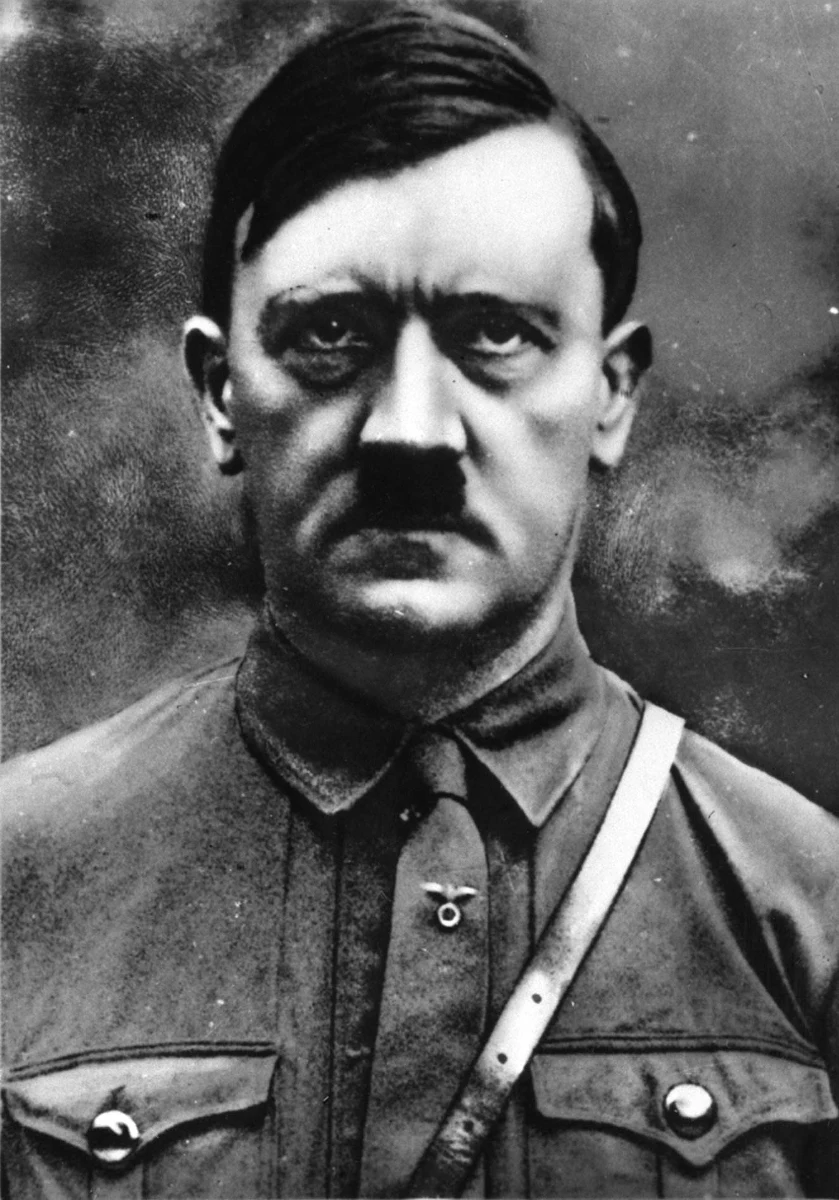 Władze Bawarii przez 70 lat blokowały próby wznowienia "Mein Kampf", lecz 31 grudnia ich prawa autorskie do dzieła Hitlera wygasną. Aby uprzedzić pojawienie się na rynku publikacji bez odpowiedniego komentarza, historycy przygotowali naukowe wydanie książki. "Utwór Hitlera jest niewybuchem, który po 1 stycznia zostanie wydobyty na światło dzienne. My jesteśmy saperami, którzy wykręcają zapalnik z tej bomby" - tłumaczy jeden z badaczy zajmujących się tym projektem, Christian Hartmann.