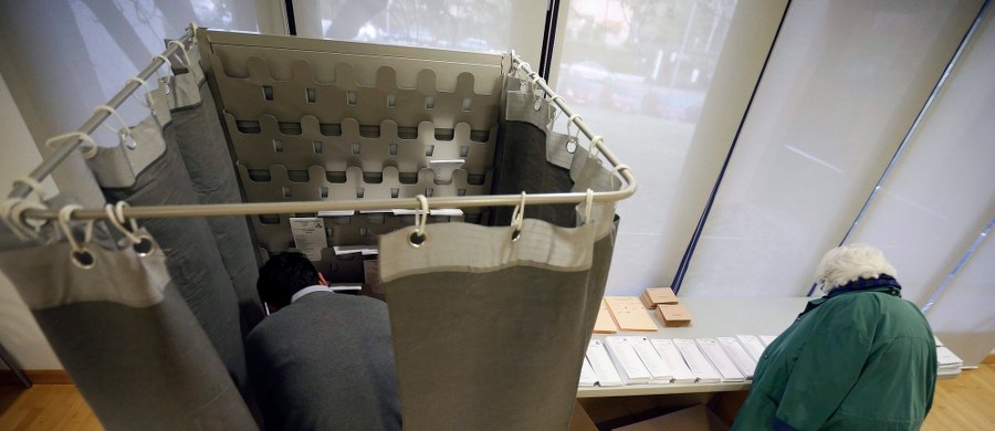 W niedzielnych wyborach parlamentarnych w Hiszpanii zwyciężyła rządząca od 2011 r. Partia Ludowa (PP), zdobywając 28,4 proc. głosów, co przekłada się na 123 mandaty. Partia nie uzyskała większości absolutnej – podało MSW po przeliczeniu ponad 76 proc. głosów. Większość absolutna w hiszpańskim parlamencie wynosi 176 mandatów.