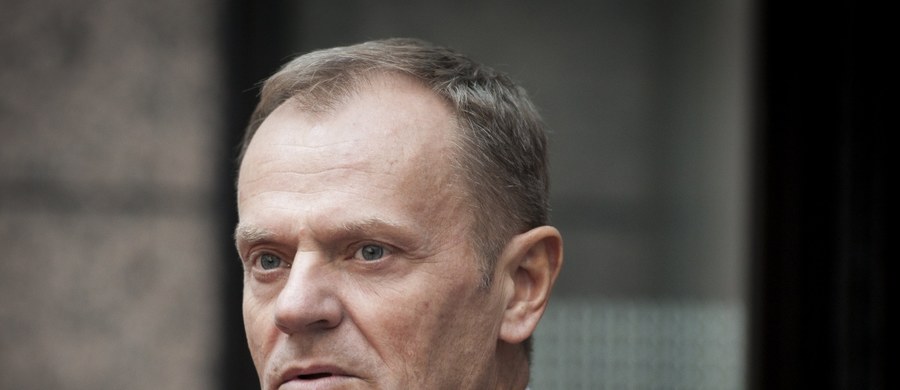 Przewodniczący Rady Europejskiej Donald Tusk był w niedzielę w Krakowie gościem honorowym "Wieczoru kolęd" Stowarzyszenia Siemacha. "To jest ten moment, w którym trzeba powiedzieć wszystkim bez wyjątku, żebyśmy się dobrze czuli w przyszłym roku w Polsce, w Europie, niezależnie czy ktoś kogoś lubi czy nie. To chyba dzisiaj, a szczególnie w wigilię, będzie ten moment, żeby powiedzieć: odpuśćmy sobie i kochajmy się na tyle, na ile to jest możliwe" – powiedział dziennikarzom.