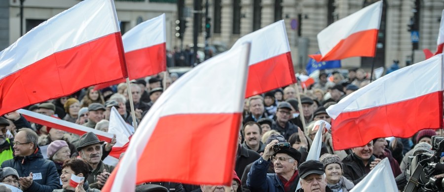 „To, co robi PiS, to łamanie zasad państwa prawa. Ale my nie kupujemy bajki, że przez ostatnie 25 lat nasza demokracja miała się świetnie, aż przyszedł PiS i ją zepsuł” – mówi w rozmowie z „Gazetą Wyborczą” Maciej Konieczny – współzałożyciel Partii Razem. „Kryzys demokracji nie zaczął się wczoraj. Ludzie, niestety, z państwem się nie utożsamiają, bo państwo zostawiło wiele grup społecznych za burtą” – dodaje. 