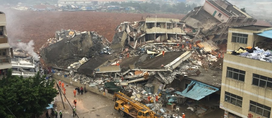 Co najmniej 91 osób uznaje się za zaginione po osunięciu ziemi w parku przemysłowym w mieście Shenzhen na południu Chin. Osuwająca się ziemia zburzyła 33 budynki. Ewakuowano ok. 900 osób. 
