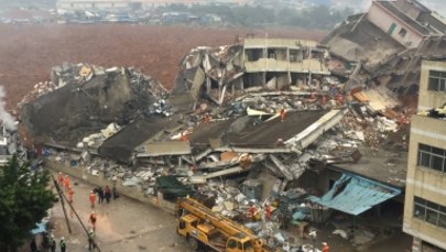 Chiny: Ziemia osunęła się w parku przemysłowym. Co najmniej 91 osób jest poszukiwanych