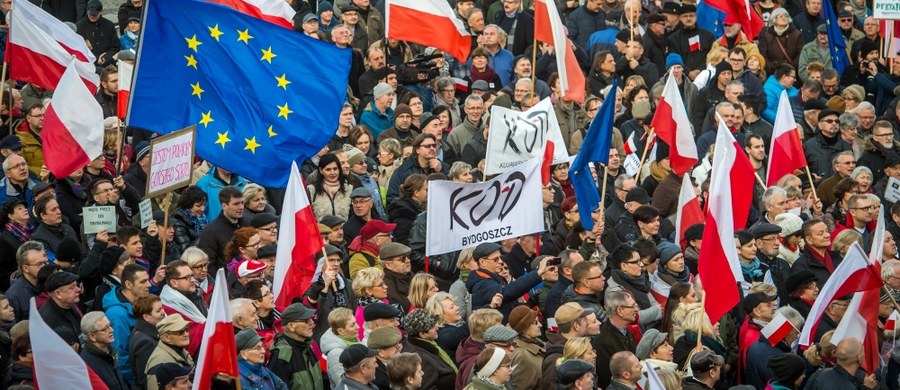 „Wstępne szacunki, które prowadziliśmy we własnym zakresie pokazują, że było łącznie ok. 100 tys. osób” – mówi gość Kontrwywiadu RMF FM lider KOD Mateusz Kijowski, pytany przez słuchaczy o to, ile osób demonstrowało w ostatnią sobotę w całym kraju. „W ogóle nie zachęcam do demonstracji. Ja jestem zachęcany do demonstracji” – komentuje. Kijowski dodaje, że manifestacje KOD nie wynikają z przygotowanego planu, tylko są odpowiedzią na to, co się dzieje w sferze publicznej. „Jeżeli coś się wydarzy, to będziemy musieli reagować” – mówi gość RMF FM. Bomba na demonstracji przed Sejmem? „Zazwyczaj takie żarty są kierowane politycznie, ale bardziej jest to pewnie zabawa osoby nieodpowiedzialnej, która sobie pomyślała: a zaszkodzę im, bo nie podoba mi się to, co robią. Nie sądzę, żeby ktokolwiek z poważnych polityków zajmował się takimi zabawami”  - opowiada lider KOD. 