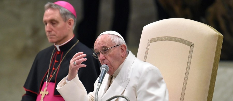 Podczas przedświątecznego spotkania z pracownikami Watykanu papież Franciszek przeprosił za skandale, do jakich doszło za Spiżową Bramą. Zachęcił do modlitwy za tych, którzy je wywołali, aby powrócili na „właściwą drogę”.