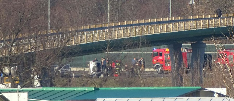 ​Przed godziną 13 na obwodnicy Jarosławia na Podkarpaciu jeden z samochodów wjechał na przeciwległy pas ruchu i czołowo zderzył się z innym pojazdem. W dwa auta wjechał jeszcze trzeci samochód. Zdjęcie i informację dostaliśmy na Gorącą Linię RMF FM. 