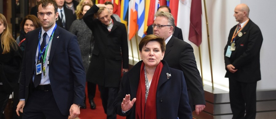 Polityka zagraniczna PiS jest o wiele bardziej proeuropejska i łagodna, niż można się było spodziewać. Premier Beata Szydło ma już za sobą drugi szczyt w Brukseli. Na żadnym nie zabrała mocno głosu. Na ostatnim nie podjęła starań, by powstrzymać kuriozalny projekt Komisji Europejskiej ws. Europejskiej Straży Granicznej, który jest równoznaczny z przejmowaniem przez Brukselę kompetencji państw narodowych. W sprawie przyjmowania uchodźców rząd wyraźnie obrał taktykę "na przeczekanie" i wcale nie występuje w pierwszym szeregu przeciwników, zostawiając to Victorowi Orbanowi. W sprawie brytyjskich żądań gotowy jest do kompromisu i tylko patrzeć, jak ogłoszone zostanie porozumienie. Dlaczego PiS jest mocny w kraju, a w Brukseli od razu łagodnieje?