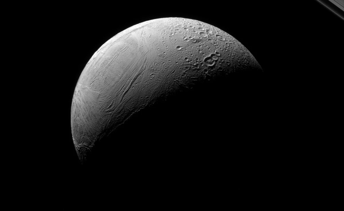 NASA opublikowała zdjęcie, które wyjątkowo przejrzyście pokazuje różnice między nowszymi i starszymi obszarami powierzchni jednego z największych księżyców Saturna, Enceladusa. Po lewej widać powierzchnię, która uległa przekształceniu stosunkowo niedawno - tam nie zdążyły się jeszcze nagromadzić ślady po uderzeniach planetoid, komet czy meteorów. Znacznie więcej kraterów widać w starszym rejonie - po prawej stronie u góry.