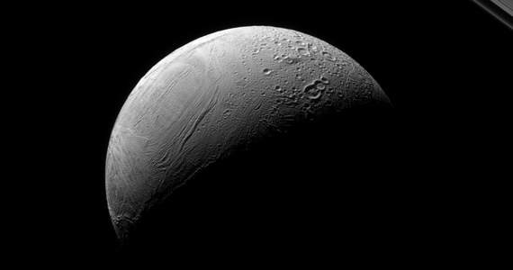 NASA opublikowała zdjęcie, które wyjątkowo przejrzyście pokazuje różnice między nowszymi i starszymi obszarami powierzchni jednego z największych księżyców Saturna, Enceladusa. Po lewej widać powierzchnię, która uległa przekształceniu stosunkowo niedawno - tam nie zdążyły się jeszcze nagromadzić ślady po uderzeniach planetoid, komet czy meteorów. Znacznie więcej kraterów widać w starszym rejonie - po prawej stronie u góry.