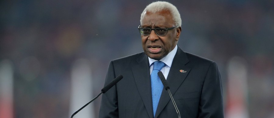 Były prezydent Międzynarodowego Stowarzyszenia Federacji Lekkoatletycznych (IAAF) Lamine Diack, podejrzany o korupcję i tuszowanie afer dopingowych, został po raz drugi zatrzymany we Francji. Jak poinformowała agencja AFP, powołując się na źródła zbliżone do śledztwa, powodem decyzji francuskiej prokuratury było tym razem podejrzenie przyjęcia od lekarza odpowiedzialnego za walkę z dopingiem w IAAF, Gabriela Dolle, kilku łapówek o łącznej sumie 140 tysięcy euro. Ostatnią łapówkę Diack miał otrzymać pod koniec ubiegłego roku.