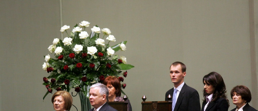 Sejm przyjął specjalną uchwałę w 10. rocznicę zaprzysiężenia prezydenta Lecha Kaczyńskiego. Posłowie oddali hołd jego pamięci i podkreślili, że pełniąc funkcje publiczne zabiegał "o budowę podmiotowej pozycji Polski".