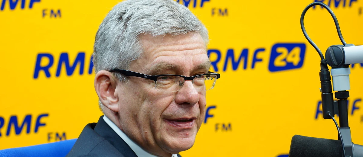 „Spór o Trybunał to pat konstytucyjny i polityczny. To nie jest kryzys demokracji, a z takimi hasłami wychodzą demonstrujący. KOD nie powinien powstać, bo nie ma zagrożenia demokracji. Ci ludzie wychodzą, mówią i skaczą na murkach” – mówi gość Kontrwywiadu RMF FM marszałek Senatu Stanisław Karczewski. „Ci, którzy organizują marsze, robią to z cynicznego wyrafinowania politycznego” – dodaje. Pytany o „komunistów i złodziei” na marszu PiS, odpowiada: „To pewnego rodzaju przenośnia, a prezes mówił o VAT. Najprawdopodobniej będzie komisja śledcza, która to zbada”. Dopytywany o to, co zbada komisja, mówi: „Dużo na to wskazuje, że w poprzednich latach rocznie kilkadziesiąt miliardów złotych Skarb Państwa tracił w wyniku nieprawidłowo wyciąganych pieniędzy z VAT. Jeśli tak, była to największa afera ostatnich lat” – uważa marszałek Senatu. Pytany o opodatkowanie 500 zł na dziecko odpowiada: „Założenie było takie, żeby opodatkowania nie było”. 500 zł dla dzieci migrantów? „Zastanawiam się. Jeśli ktoś dostaje zasiłek w Anglii, to nie chciałbym, żeby zasiłki były dublowane” – mówi polityk PiS.