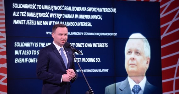 „Oddajemy hołd człowiekowi, który zginął. Miał swoje zasługi w Polsce i za granicą. I Wałęsa i Kwaśniewski biorą czynny udział w komentowaniu życia politycznego. To są politycy, którzy żyją” – mówi gość Kontrwywiadu RMF FM marszałek Senatu Stanisław Karczewski, pytany przez słuchaczy o to, dlaczego posłowie i senatorowi czczą rocznicę zaprzysiężenia Lecha Kaczyńskiego, a innych prezydentów nie. Dodaje: „Nawiązujemy do ważnego, symbolicznego wydarzenia, jakim było przekazanie legalnej władzy w Polsce”. Lech Kaczyński wyżej, niż inni prezydenci? „Nie ma tu żadnego podium, ale prezydent Kaczyński ma swoje zasługi w budowaniu solidarności i wolności” – odpowiada gość RMF FM. Karczewski komentuje, że Platforma, „jeśli nie chciała zrobić awanturki i rzetelnie uczcić rocznicę zaprzysiężenia prezydenta Wałęsy”, też mogła zgłosić taką ustawę regulaminowo. 