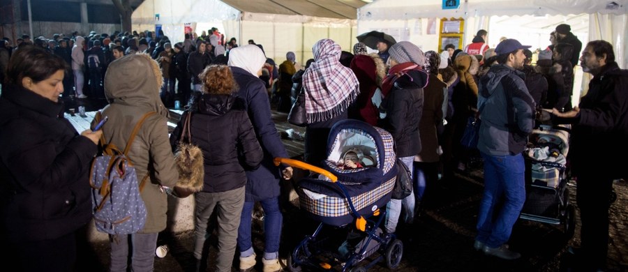 Austria poprosiła Komisję Europejską o relokowanie jej uchodźców, czyli wzięcie od niej części uciekinierów z Syrii i rozdzielenie ich po innych krajach Unii – dowiedziała się korespondentka RMF FM Katarzyna Szymańska-Borginon. Prośba Wiednia oznacza całkowitą porażkę polityki tych państw, które na początku kryzysu otwierały szeroko drzwi dla uchodźców, a teraz nie radzą sobie i chcą ich przerzucić do innych krajów. 