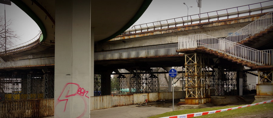 Potwierdziły się informacje reporterów RMF FM. Śledztwo w sprawie podpalenia mostu Łazienkowskiego w Warszawie umorzono - nie wykryto sprawców podpalenia przeprawy. "Z materiału dowodowego wynika jednak, że doszło do celowego podpalenia" - poinformowała Prokuratura Okręgowa Warszawa-Praga.