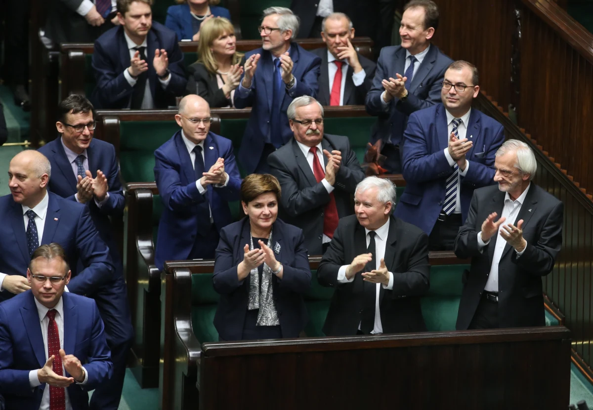 Po burzliwych obradach Sejm uchwalił po godz. 22 nowelizację ustawy o Trybunale Konstytucyjnym autorstwa Prawa i Sprawiedliwości. Wcześniej prace nad nowelizacją zakończyła sejmowa Komisja Ustawodawcza.