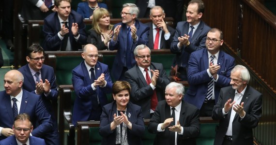 Po burzliwych obradach Sejm uchwalił po godz. 22 nowelizację ustawy o Trybunale Konstytucyjnym autorstwa Prawa i Sprawiedliwości. Wcześniej prace nad nowelizacją zakończyła sejmowa Komisja Ustawodawcza.