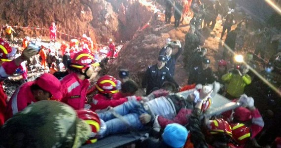 Nad ranem ekipy ratunkowe w mieście Shenzen, na południu Chin, wydobyły żywego człowieka spod zwałów ziemi i odpadów po 60 godzinach od tego, jak w parku przemysłowym osunęła się ziemia. Trwają poszukiwania pozostałych ofiar.