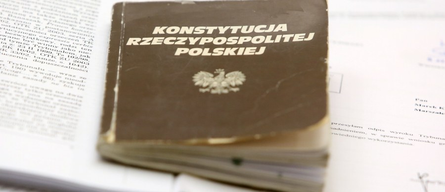 Dwie senackie komisje zaczęły omawiać nowelizację ustawy o Trybunale Konstytucyjnym autorstwa PiS, którą we wtorek uchwalił Sejm. "Istotne zastrzeżenia konstytucyjne" do części jej zapisów ma Biuro Legislacyjne Senatu. Po tym posiedzeniu komisji ustawodawczej oraz praw człowieka, praworządności i petycji, nowelizacją ma się zająć cały Senat. PiS zapowiadało uchwalenie jej jeszcze przed świętami. Po burzliwych obradach, Sejm uchwalił nowelę we wtorek późnym wieczorem.