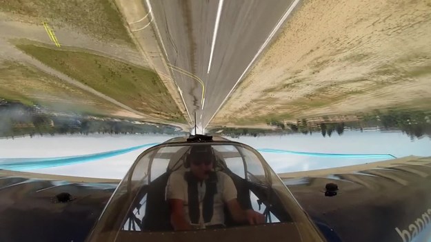 Pokazy lotnictwa wyczynowego to spektakularne widowisko. Oglądając z ziemi zachwycające akrobacje powietrzne, pewnie nie raz zastanawialiście się, co zza swoich sterów widzi pilot. Koniec domysłów! To wideo pokaże wam, jak wygląda świat z perspektywy lotnika, wykonującego podniebne ewolucje.