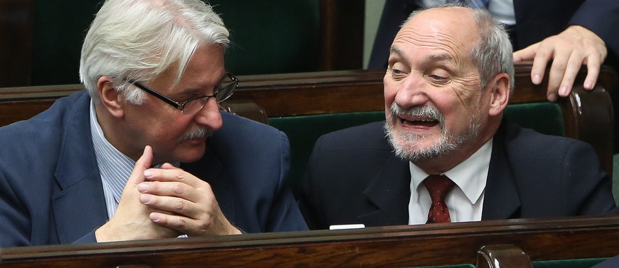 ​Minister spraw zagranicznych Witold Waszczykowski zwrócił się do Komisji Weneckiej z prośbą o opinię na temat rozwiązań prawnych zawartych w przyjętej przez parlament nowelizacji ustawy o Trybunale Konstytucyjnym. Informację przekazał rzecznik MSZ Artur Dmochowski. W uzasadnieniu Waszczykowski napisał, że "Trybunał Konstytucyjny jest jednym z ważnych elementów ładu instytucjonalnego Rzeczpospolitej i należy jak najszybciej zakończyć narosłe wokół niego kontrowersje".