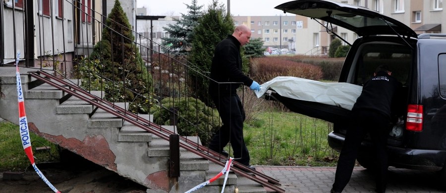 Nie żyje 44-letni mężczyzna z Rudy Śląskiej, który był podejrzany o zabójstwo żony i dwóch synów. Piotr K. zmarł w czwartek wskutek nagłego pogorszenia stanu zdrowia po przewiezieniu go do szpitala więziennego w Krakowie - taką informację przekazał rzecznik gliwickiej prokuratury prok. Piotr Żak. Rzecznik Okręgowego Inspektoratu Służby Więziennej w Krakowie mjr Tomasz Wacławek podał, że ze wstępnych ustaleń wynika, że przyczyną śmierci 44-latka było nagłe zatrzymanie krążenia.