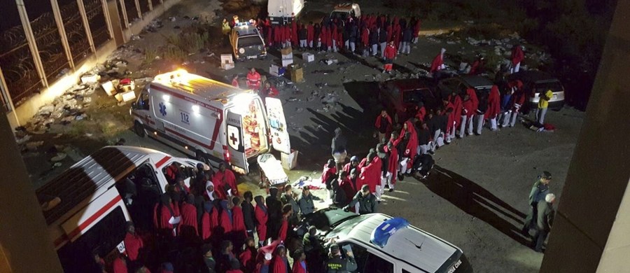 Dramatyczny szturm afrykańskich migrantów na hiszpańską Ceutę. Setki ludzi próbowały przedostać się do tej hiszpańskiej eksklawy na terytorium Maroka wpław albo pokonując wysokie ogrodzenie zakończone drutem kolczastym. Dwie osoby zginęły - podały źródła marokańskie i hiszpański Czerwony Krzyż.