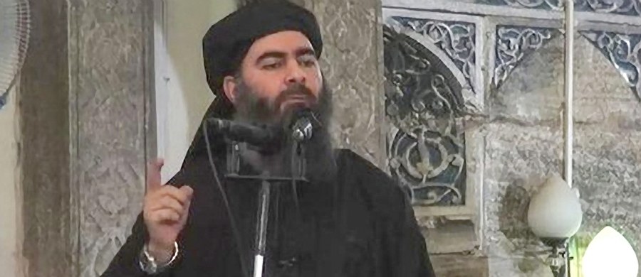 "Bądźcie ufni, że Bóg zapewni zwycięstwo tym, którzy go czczą i usłyszcie dobrą wiadomość, że nasze państwo ma się dobrze” – oświadczył przywódca tzw. Państwa Islamskiego Abu Bakr al-Bagdadi. W sobotę zamieścił w sieci nagranie, w którym podkreślił, że w obliczu wrogich nalotów IS "staje się czystsze i silniejsze". Agencja Reutera zastrzega, że nie udało się potwierdzić autentyczności tego filmu. 
