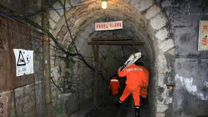 Chiny: 1 górnik nie żyje, 17 uwięzionych po katastrofie kopalni. Jej właściciel popełnił samobójstwo